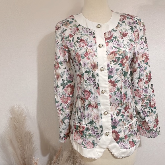 Ashley & Me || Vintage Floral Blazer - Picture 2 of 8